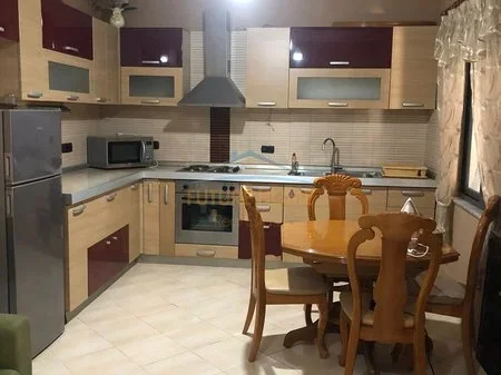 Tirane, jepet me qera apartament 1+1+Ballkon Kati 1, 60 m² 500 € (MEDRESE)