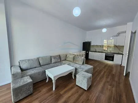 Tirane, jepet me qera apartament 1+1+Ballkon Kati 1, 67 m² 500 € (OXHAKU)