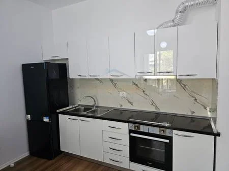 Tirane, jepet me qera apartament 1+1+Ballkon Kati 1, 67 m² 500 € (OXHAKU)