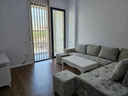 Tirane, jepet me qera apartament 1+1+Ballkon Kati 1, 67 m² 500 € (OXHAKU)
