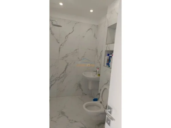 Tirane, jepet me qera apartament 1+1+Ballkon Kati 9, 45 m² 600 € (RRUGA FERIT XHAJKO)