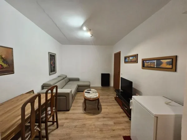 Tirane, jepet me qera apartament 1+1 Kati 3, 520 € (myslym shyri)
