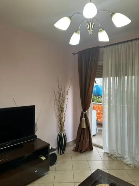 Tirane, jepet me qera apartament 2+1+Aneks+Ballkon Kati 3, 550 € (astir)