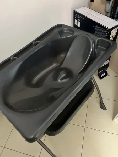 Tirane, shes Tavoline nderrimi dhe vaske ( govate) per bebe 40 €