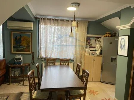 Tirane, jepet me qera apartament Dublex Kati 1, 200 m² 1.000 € 