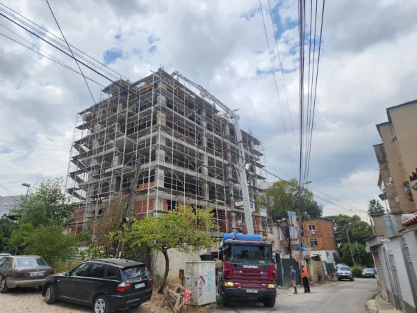 Tirane, shitet apartament 2+1+Aneks+Ballkon Kati 1, 100 m² 