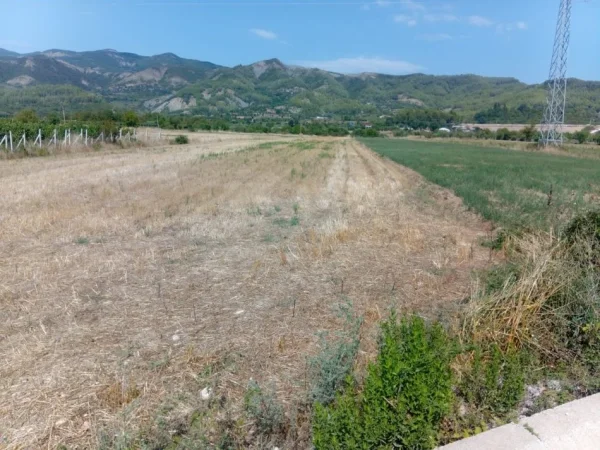 Permet, shitet toke bujqesore , 1.300 m² (Qilarisht)