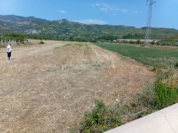 Permet, shitet toke bujqesore , 1.300 m² (Qilarisht)