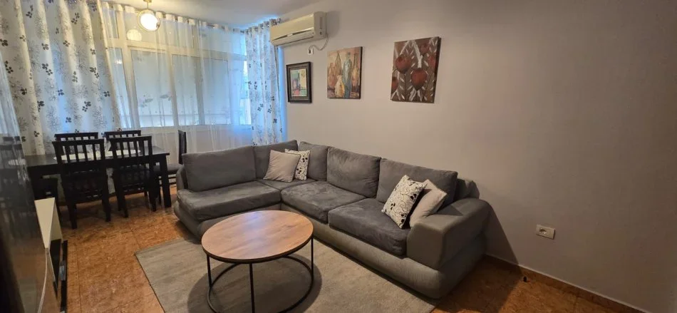 Tirane, jepet me qera apartament 1+1+Ballkon Kati 2, 55 m² 500 € (RRUGA E KAVAJES)