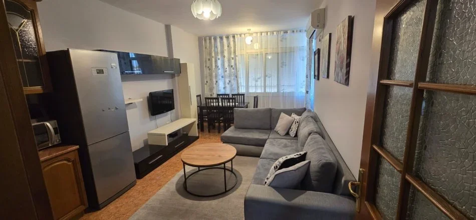 Tirane, jepet me qera apartament 1+1+Ballkon Kati 2, 55 m² 500 € (RRUGA E KAVAJES)