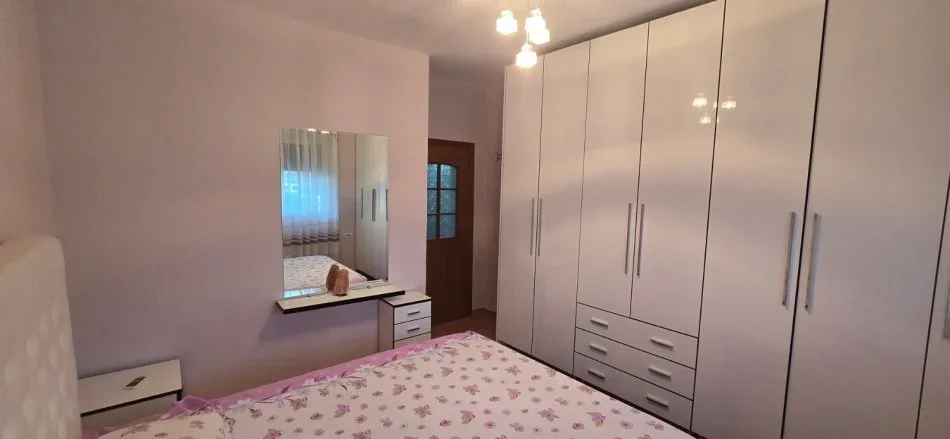Tirane, jepet me qera apartament 1+1+Ballkon Kati 2, 55 m² 500 € (RRUGA E KAVAJES)