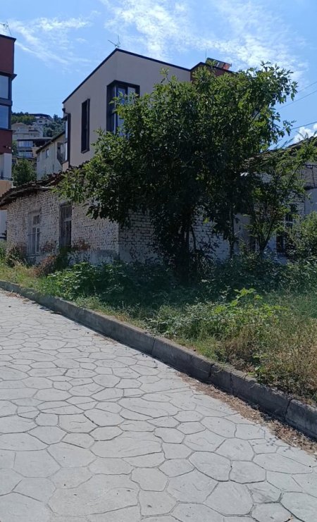 Tirane, shitet ndertese + truall , 254 m² 89.000 € (KOMBINAT)