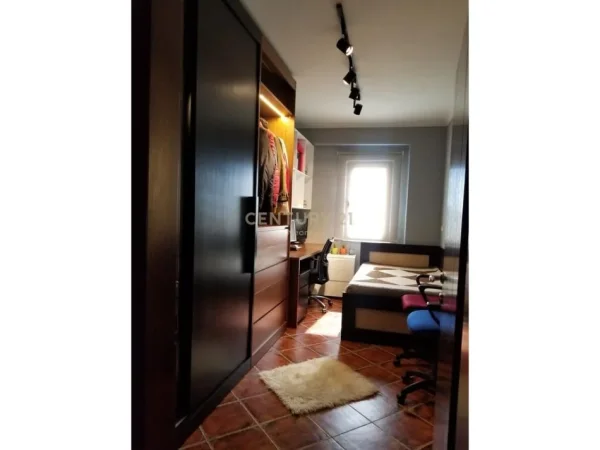 Tirane, jepet me qera apartament 3+1+Aneks+Ballkon Kati 4, 150 m² 600 € (Neom121614)