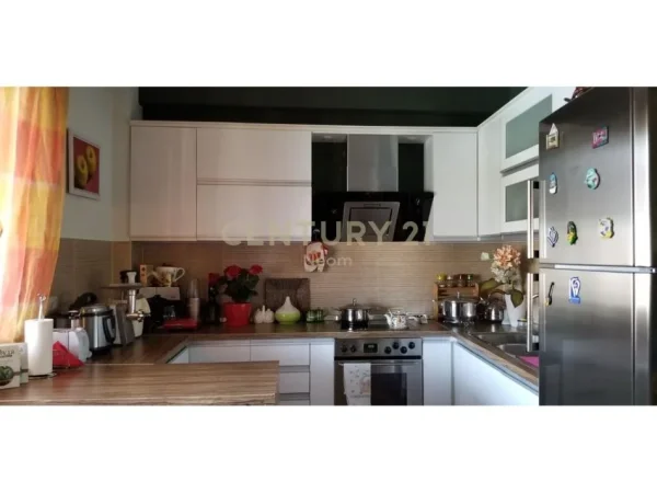 Tirane, jepet me qera apartament 3+1+Aneks+Ballkon Kati 4, 150 m² 600 € (Neom121614)