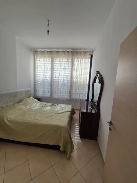 Tirane, jepet me qera ambjent biznesi Kati 2, 65 m² 450 € (Rruga 3 Deshmoret, Yzberisht)