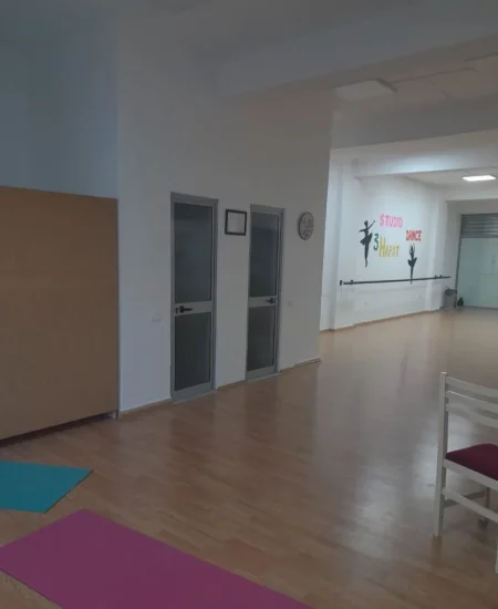 Tirane, jepet me qera ambjent biznesi Kati 0, 110 m² 600 € (Rruga Thoma Koxhaj, Pallatet Cabej)