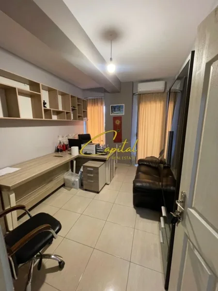 Tirane, jepet me qera zyre Kati 1, 62 m² 450 € (ASTIR)
