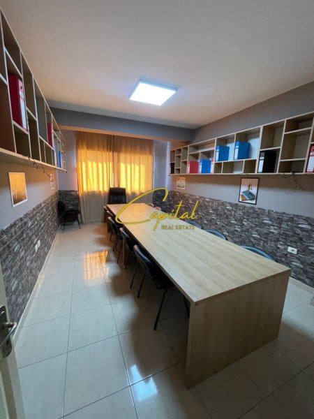 Tirane, jepet me qera zyre Kati 1, 62 m² 450 € (ASTIR)