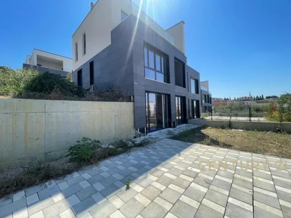 Tirane, shitet Vile 3+1+Ballkon Kati 3, 202 m² 420.000 € (Farke, Liqeni)