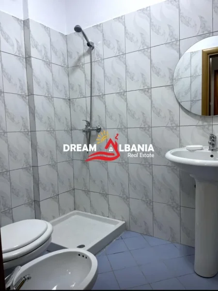 Tirane, jepet me qera apartament 2+1 , 100 m² 650 € (tek 21 Dhjetori prane Mondial)