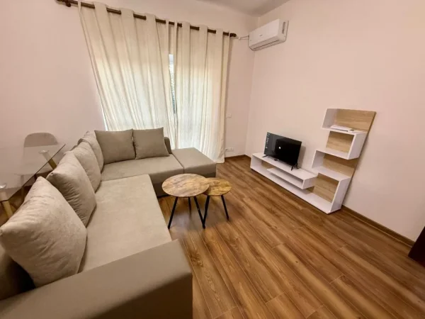 Tirane, jepet me qera apartament 1+1+Aneks+Ballkon Kati 4, 73 m² 650 € (myslym shyri)