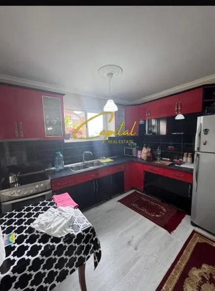 Tirane, jepet me qera apartament 1+1 Kati 1, 65 m² 500 € (BRRYLI)