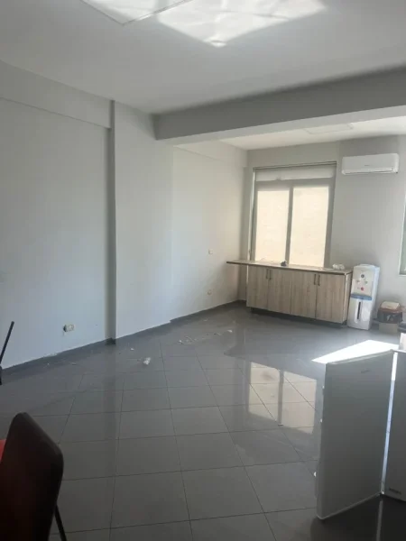 !!Dhene!!Durres, jepet me qera ambjent biznesi Kati 3, 170 m² 1.400 € (Vollga)