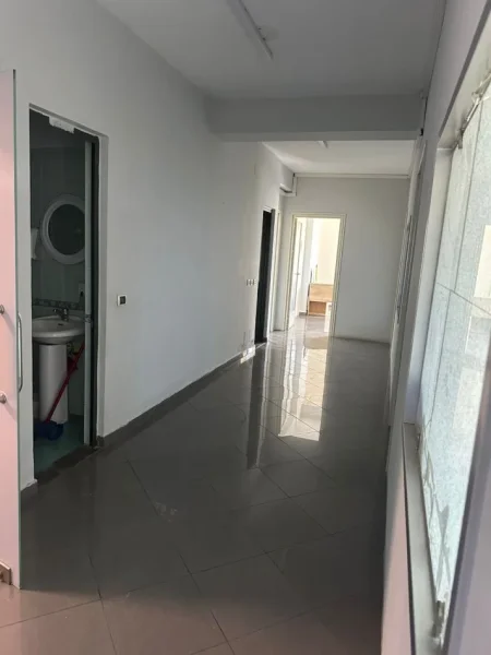 !!Dhene!!Durres, jepet me qera ambjent biznesi Kati 3, 170 m² 1.400 € (Vollga)