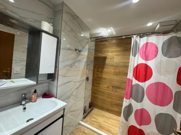 Tirane, jepet me qera apartament 2+1+Ballkon Kati 8, 105 m² 800 € (Zog i Zi , Tirane)