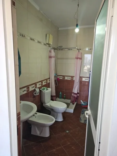 Tirane, jepet me qera apartament 2+1+Ballkon Kati 6, 111 m² 650 € (Rruga e Barrikadave, Shkolla Lidhja e Prizrenit)