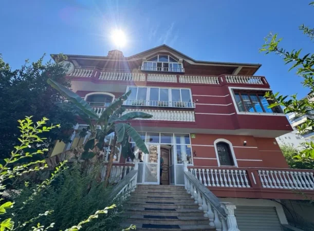 Tirane, jepet me qera Vile , 720 m² 5.000 € (Kompleksi Dinamo)