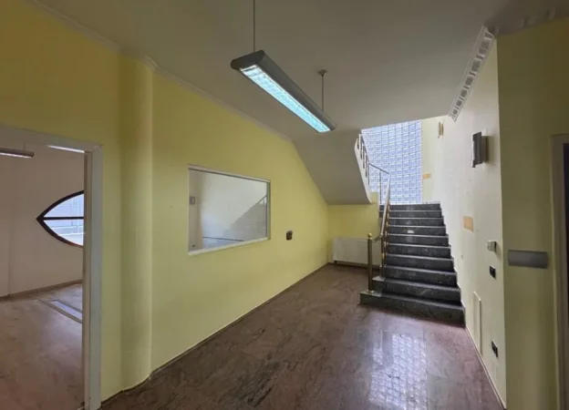 Tirane, jepet me qera Vile , 720 m² 5.000 € (Kompleksi Dinamo)