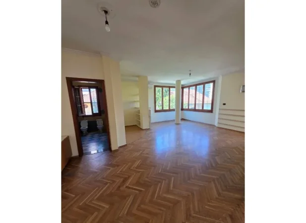 Tirane, jepet me qera Vile , 720 m² 5.000 € (Kompleksi Dinamo)