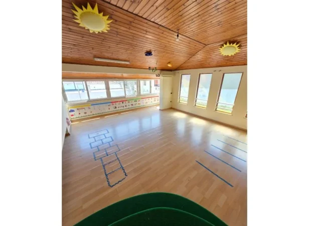 Tirane, jepet me qera Vile , 720 m² 5.000 € (Kompleksi Dinamo)