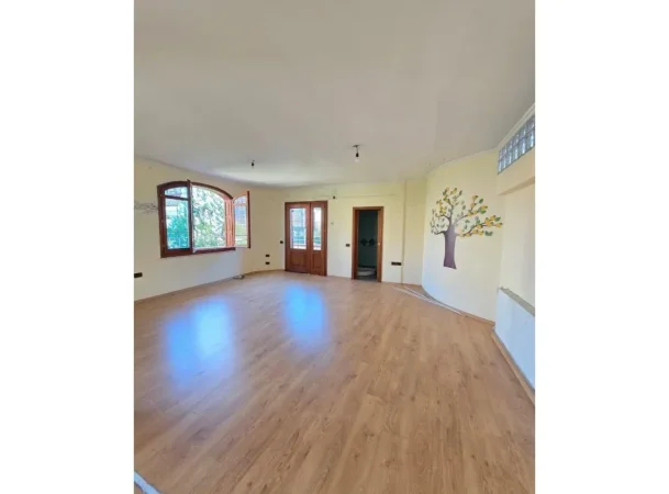 Tirane, jepet me qera Vile , 720 m² 5.000 € (Kompleksi Dinamo)