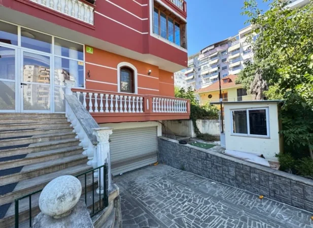 Tirane, jepet me qera Vile , 720 m² 5.000 € (Kompleksi Dinamo)