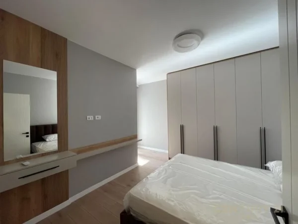 Tirane, jepet me qera apartament 1+1 Kati 5, 78 m² 1.000 € (Pazari Ri)