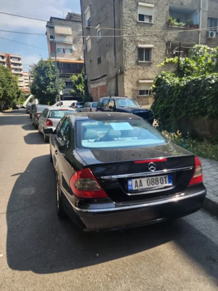 Tirane, shes makine Mrecedez Benz Nafte, e zeze automatik Klima 394.000 km 3.900 €