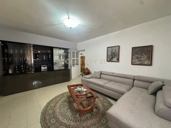 Tirane, jepet me qera apartament 2+1 Kati 3, 90 m² 700 € (Zogu i Zi)