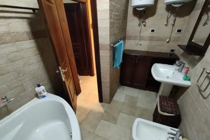 Tirane, jepet me qera apartament 2+1 Kati 9, 108 m² 1.000 € 