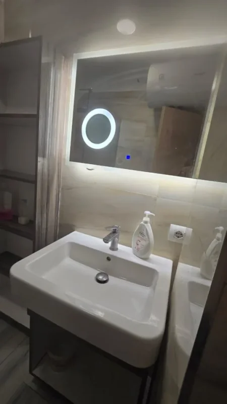 Tirane, jepet me qera apartament 2+1+Ballkon Kati 2, 65 m² 500 € (UNAZA E MADHE BILL KLINTON TEK KODRA E DIELLIT)