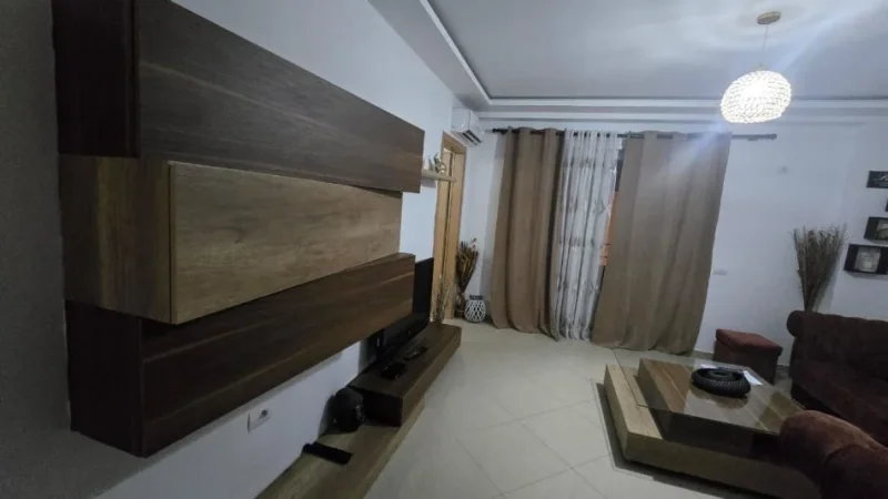 Tirane, jepet me qera apartament 2+1+Ballkon Kati 2, 65 m² 500 € (UNAZA E MADHE BILL KLINTON TEK KODRA E DIELLIT)
