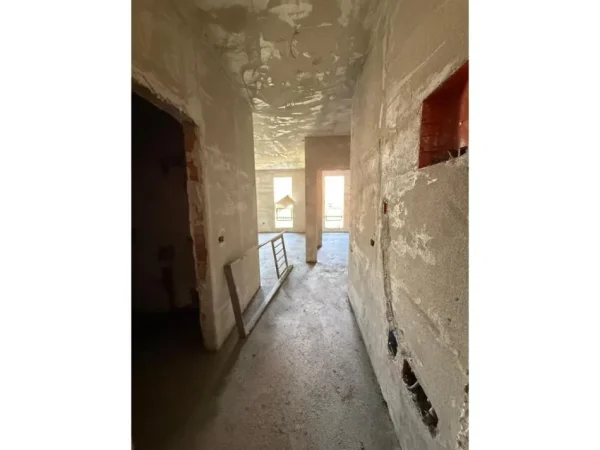 SHITET APARTAMENT 3+1 , TEK SHKOLLA OSMAN MYDERIZI- PRANE RRUGES ELBASANIT