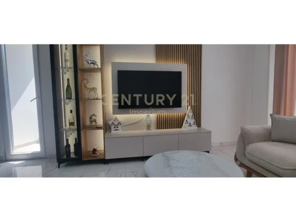 Tirane, jepet me qera apartament 2+1 Kati 1, 105 m² 550 € (Fresku)