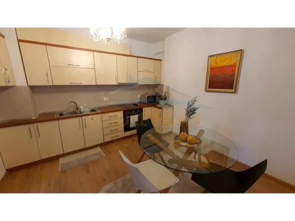 Tirane, jepet me qera apartament 1+1+Ballkon Kati 2, 72 m² 700 € (Kompleksi Delijorgji, Tiranë)
