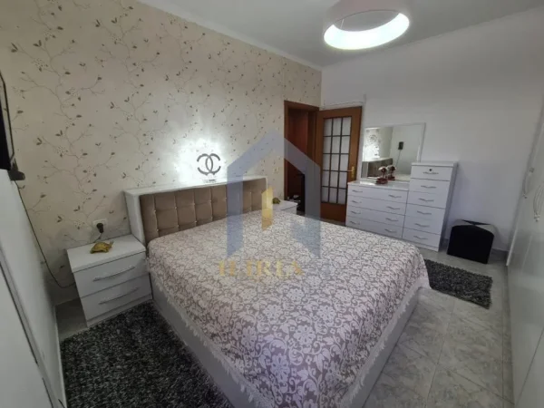 Tirane, jepet me qera apartament 1+1+Ballkon Kati 4, 65 m² 550 € (Xhamllik)