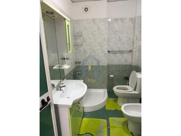 Tirane, jepet me qera apartament 1+1+Ballkon Kati 4, 65 m² 550 € (Xhamllik)