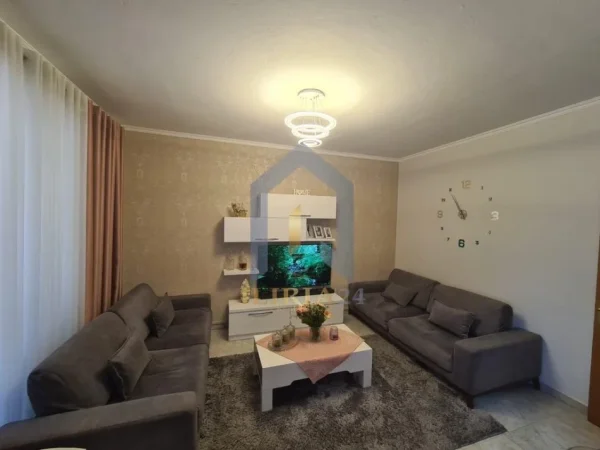 Tirane, jepet me qera apartament 1+1+Ballkon Kati 4, 65 m² 550 € (Xhamllik)