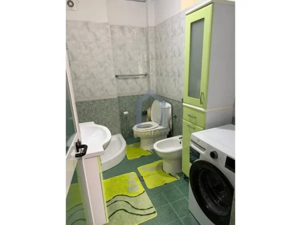 Tirane, jepet me qera apartament 1+1+Ballkon Kati 4, 65 m² 550 € (Xhamllik)