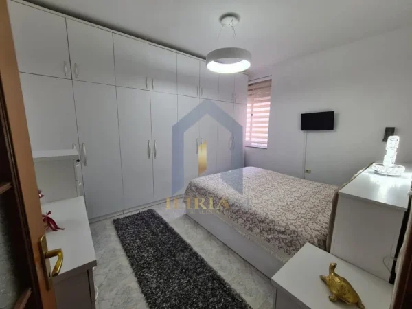Tirane, jepet me qera apartament 1+1+Ballkon Kati 4, 65 m² 550 € (Xhamllik)